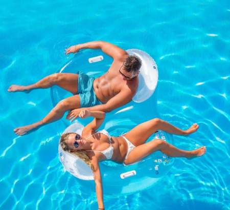 Campeurs profitant de la piscine