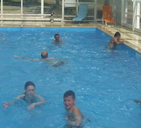 Se détendre et s'amuser dans la piscine