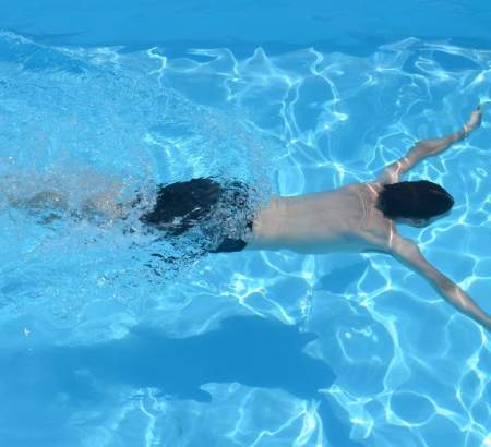 Faire des longueurs dans la piscine