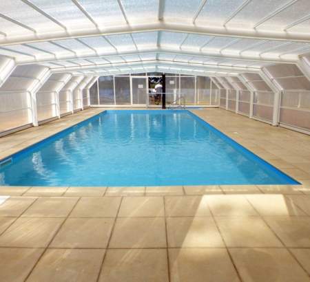 La piscine couverte et chauffée du camping en Bretagne