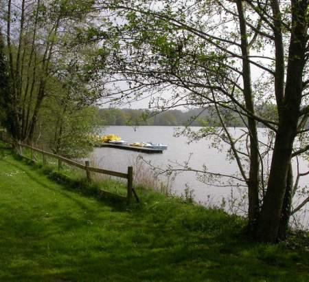 Le camping se trouve à proximité du lac