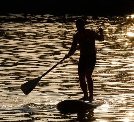 Pratique de sports nautiques sur le lac