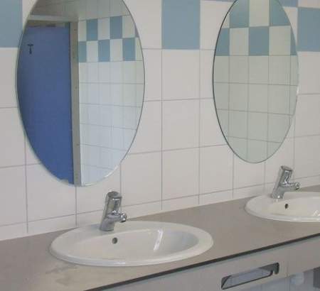 Intérieur d'un des blocs sanitaires